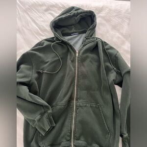 Brandy Melville sweater with zipper and hood in dark green! Oversized.